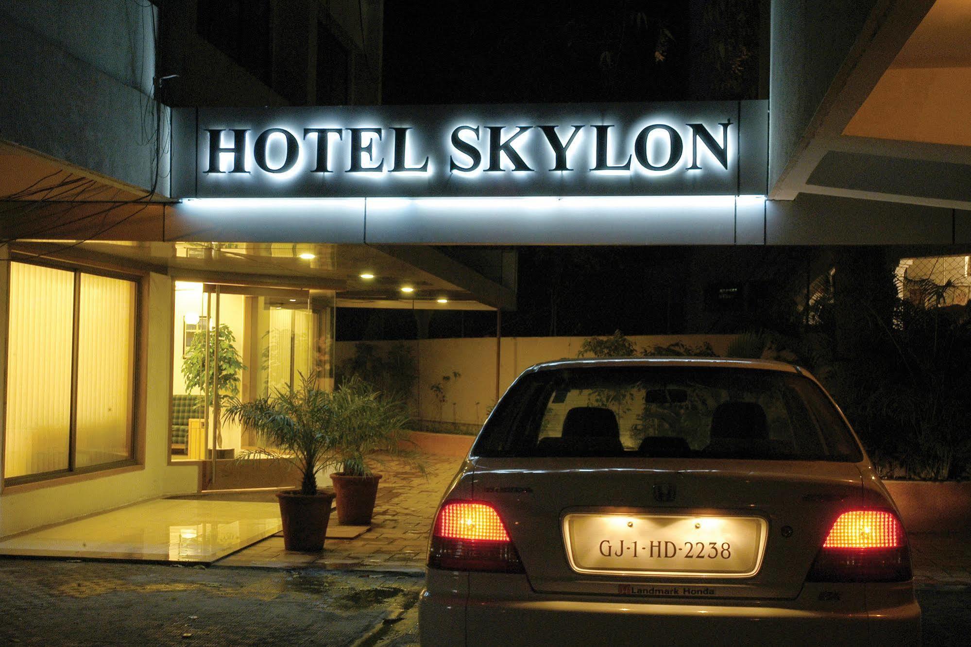 Hotel Skylon Amhedabad Dış mekan fotoğraf