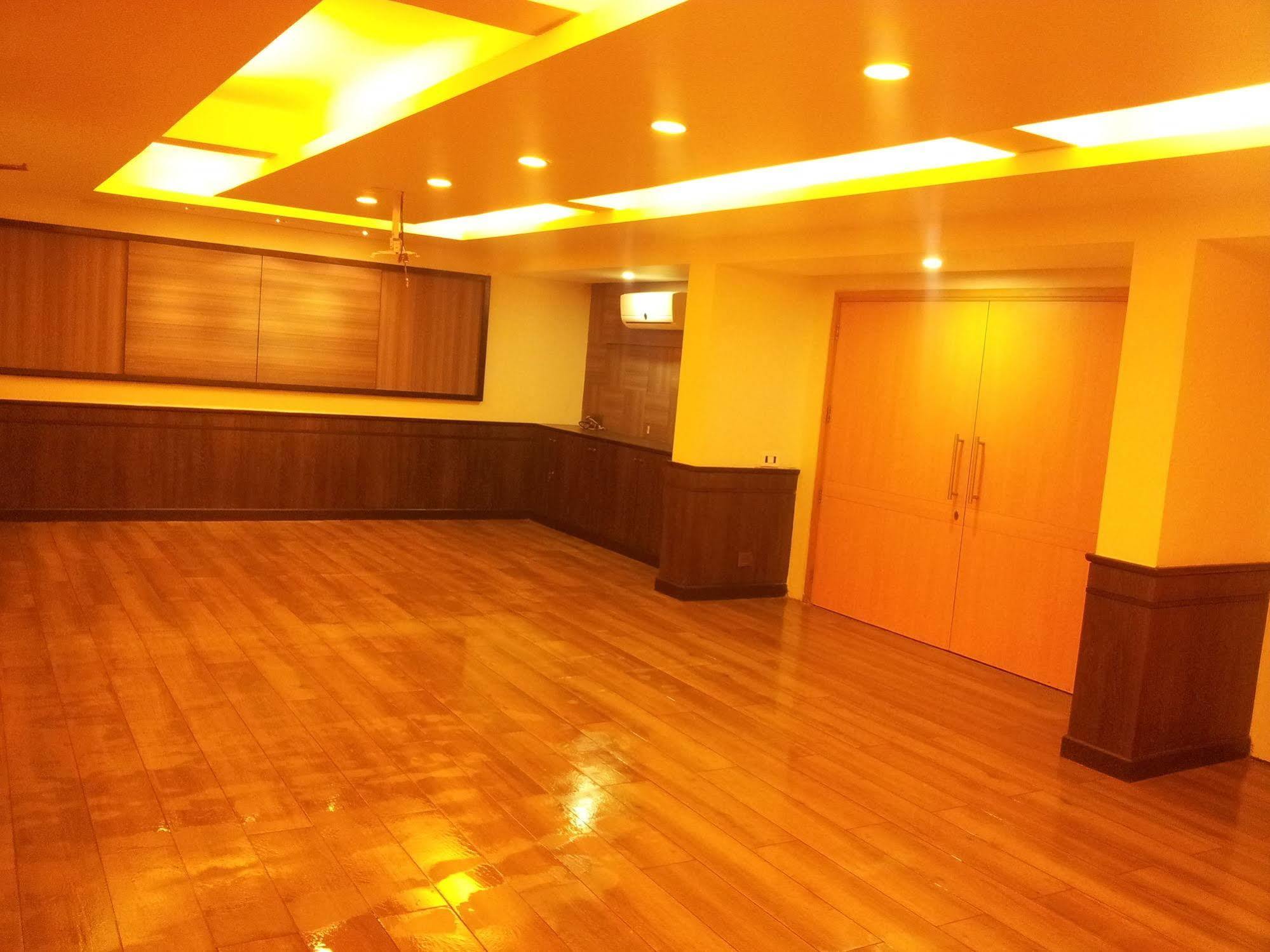 Hotel Skylon Amhedabad Dış mekan fotoğraf