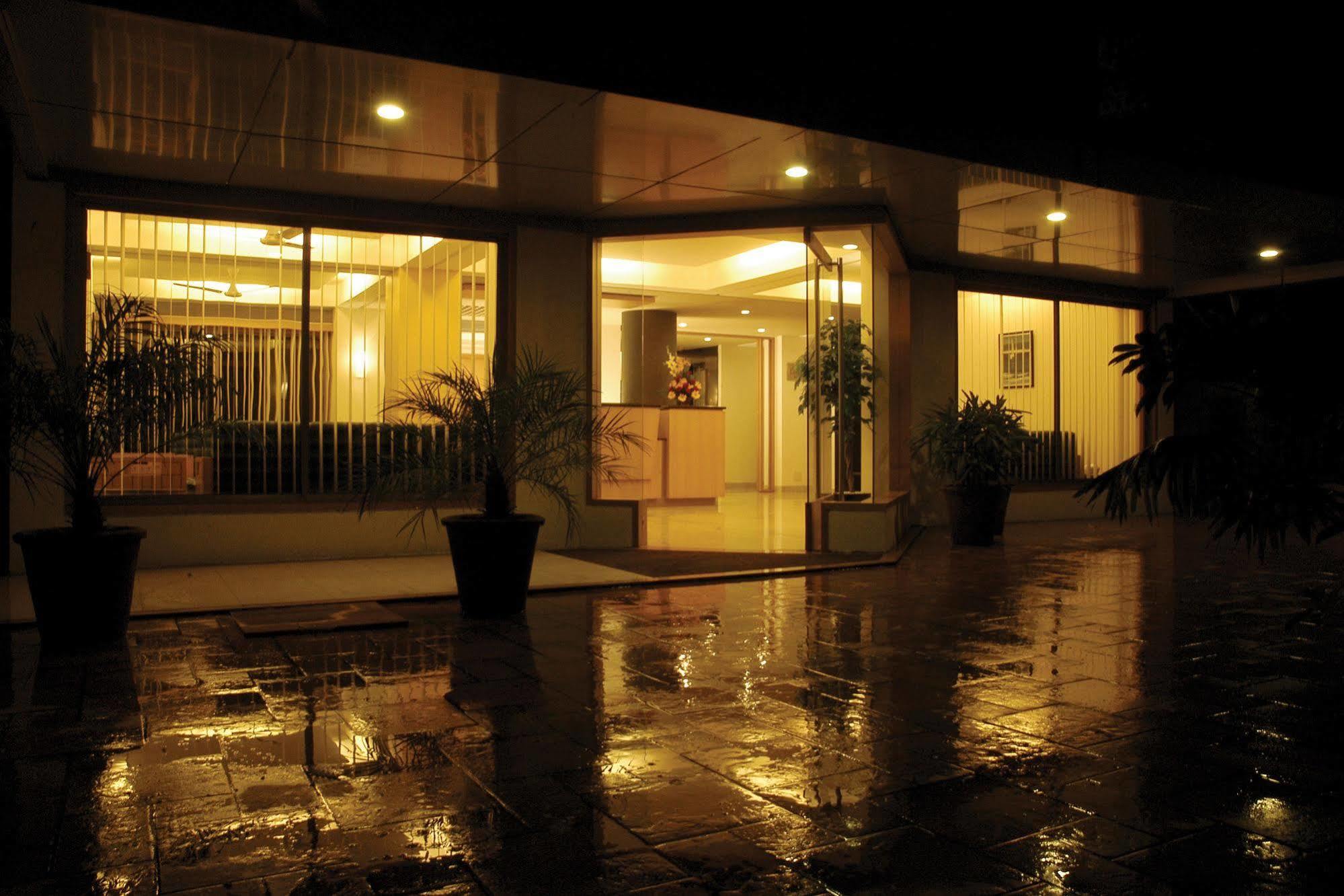 Hotel Skylon Amhedabad Dış mekan fotoğraf