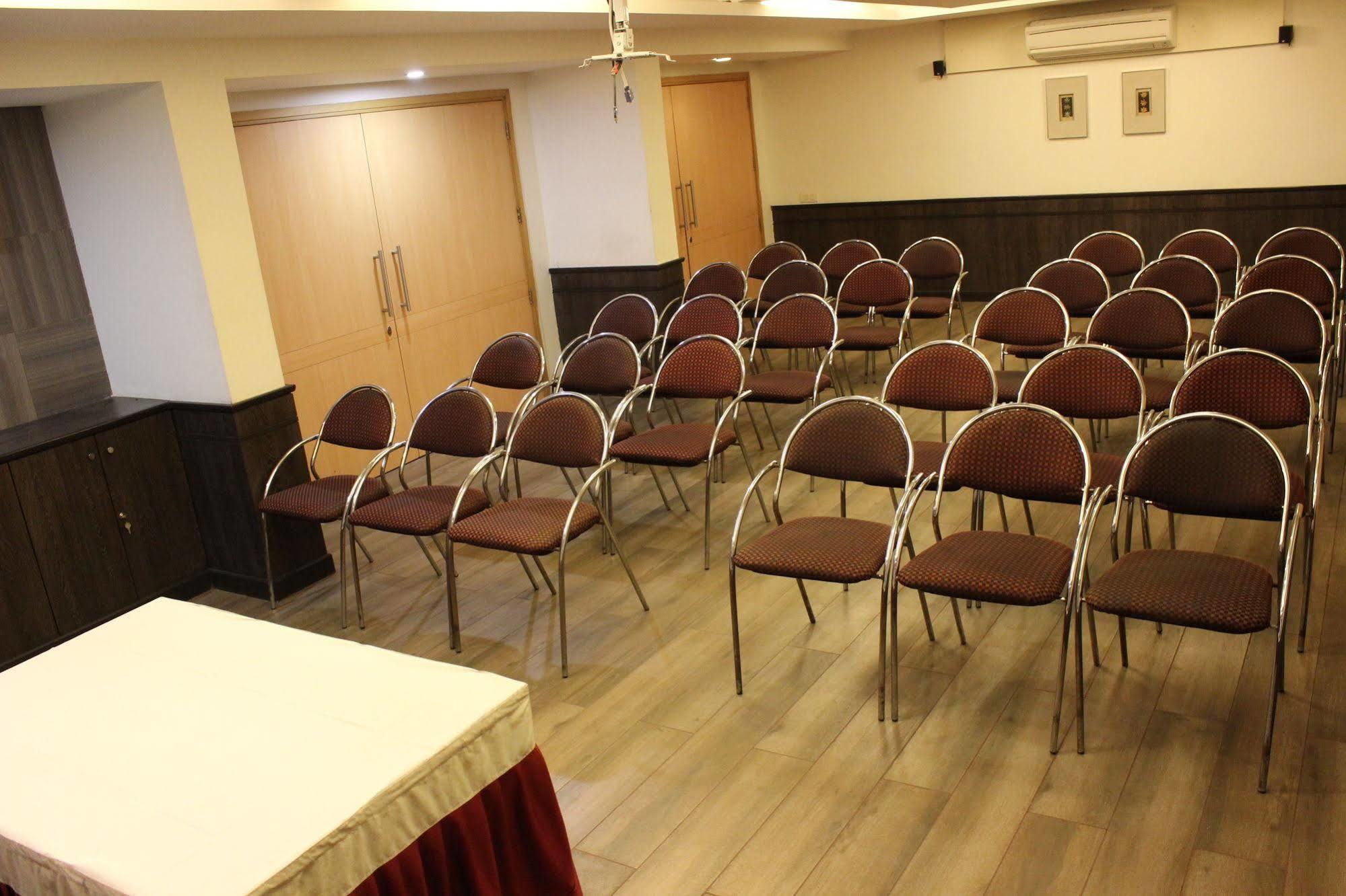 Hotel Skylon Amhedabad Dış mekan fotoğraf